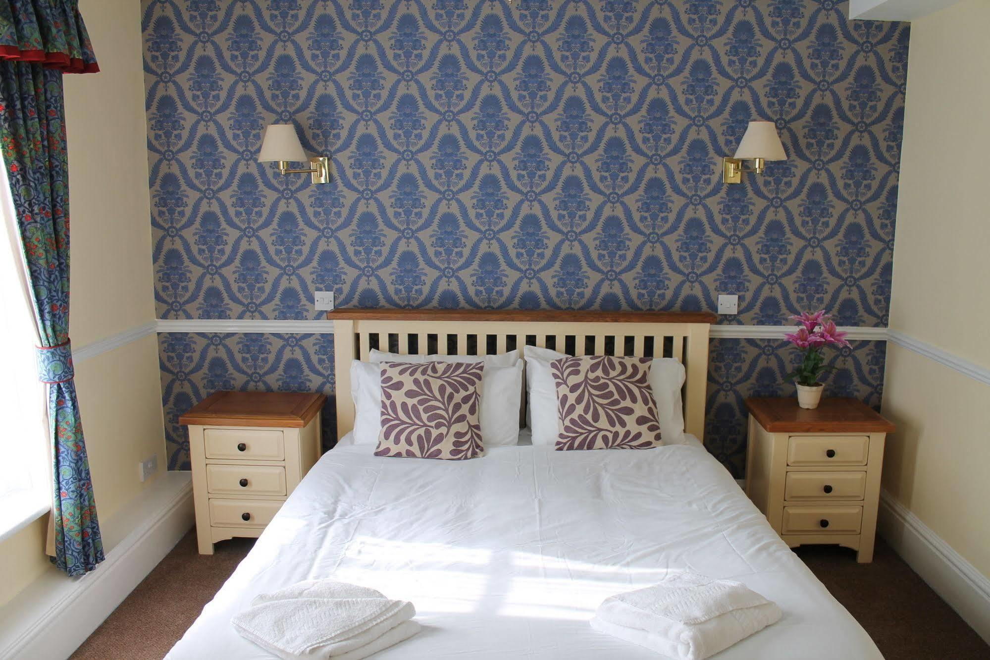 The George Hotel, Amesbury, Wiltshire Exterior photo